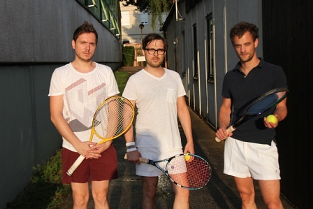 © FM4/Simon Welebil Gruppenfoto M185 in Tennismontur